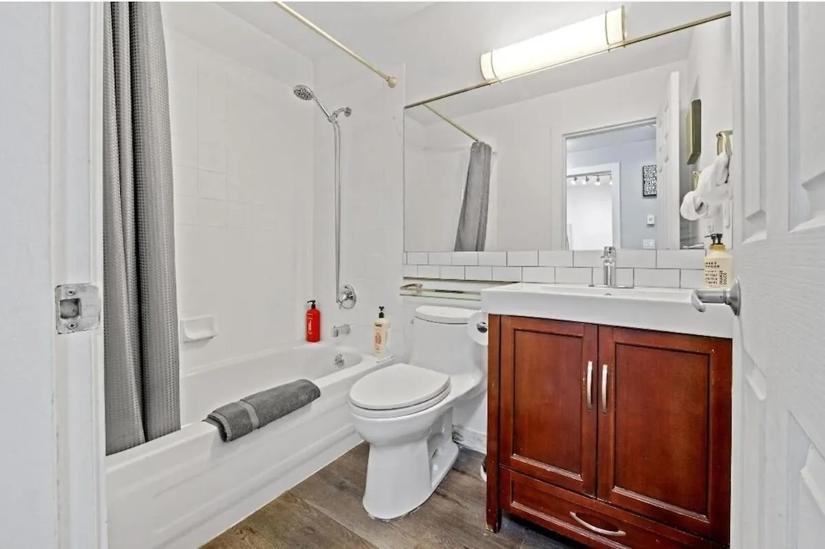 Cozy 1 Bedroom Downtown Central Vancouver Apartment